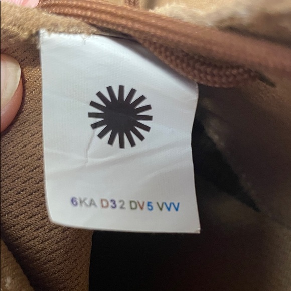 UGG Canoe Youth 6 (Women’s Size 7.5-8) 38 EU US Chestnut Suede Lightweight Boots - Picture 11 of 15